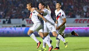 Jugadores de Chivas celebran el tanto de Calderón