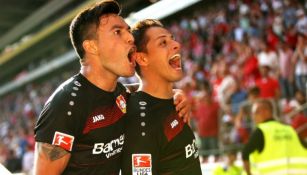 Chicharito festeja con Aránguiz un anotación contra Mainz