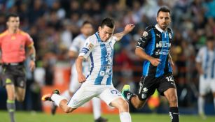 Lozano prepara el tiro para anotar a Querétaro