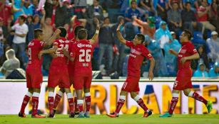 Jugadores del Toluca festejan un gol contra Cruz Azul