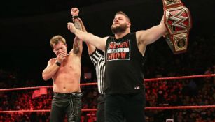 Jericho y Owens festejan después de su lucha en Raw