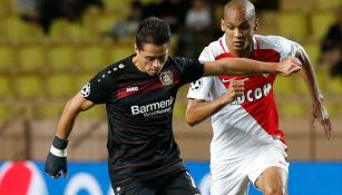 Chicharito conduce el balón en juego contra el Mónaco