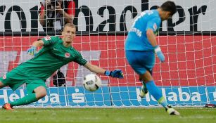 Chicharito anotando un gol de penalti