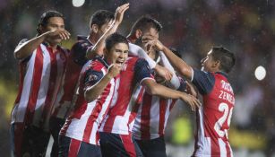 Los futbolistas de Chivas celebran tanto contra Monarcas 