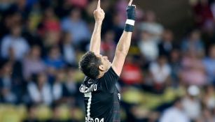 Javier Hernández festeja su gol contra el Mónaco