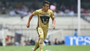 Marcelo Alatorre condice el balón durante un partido de Pumas