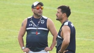 Mohamed platica en un entrenamiento de Monterrey