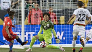 Guillermo Ochoa recibe gol de Chile en Copa América Centenario