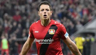 Chicharito festeja una anotación con el Bayer Leverkusen