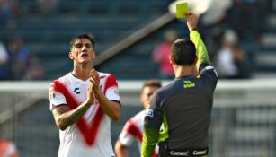 César Ramos muestra la tarjeta amarilla a Gabriel Peñalba en duelo Cruz Azul vs Veracruz