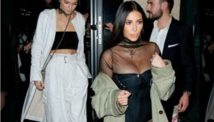 Kim saliendo de un restaurante en París