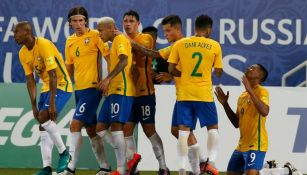 Los jugadores de Brasil celebran una de las 5 anotaciones frente a Bolivia