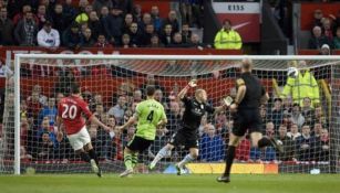 Robin van Persie anota el mejor gol contra el Aston Villa