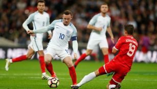 Wayne Rooney compite por el balón con Bjorn Kristensen 