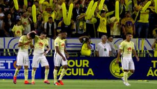 Los jugadores de América celebran junto a Ricardo Marín el gol
