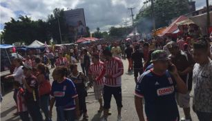 Aficonados del Rebaño en las inmediaciones del Estadio Jalisco