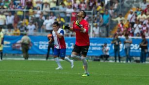 Oswaldo celebra uno de los goles de las Chivas