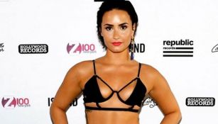 Demi Lovato posa sensual en una alfombra roja