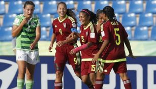 Jugadores venezolanas festejan el triunfo contra México Sub 17