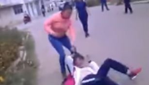La mujer golpeando a la alumna del CeCyTE en Tlaxcala