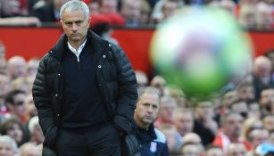José Mourinho observa el esférico en duelo del Manchester United