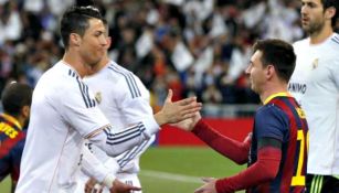 Cristiano Ronaldo y Messi se saludan previo a un partido