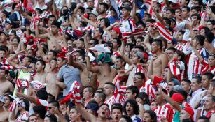 Afición rojiblanca en el Estadio Chivas