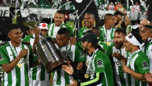 Los jugadores de Atlético Nacional levantan el trofeo de la Copa Libertadores