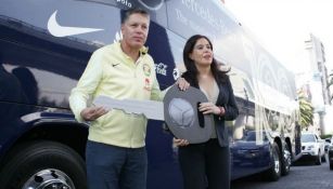 Ricardo Peláez recibe las llaves del autobús