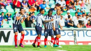 Rogelio Funes Mori celebra con sus compañeros un gol contra Jaguares