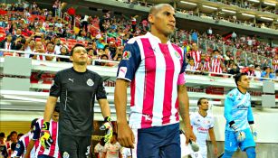 Carlos Salcido sale a la cancha en el partido contra Morelia