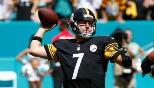 Roethlisberger intenta lanzar un pase en el juego frente a Miami