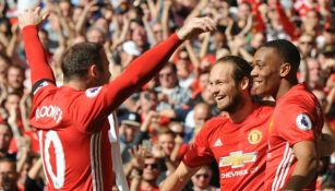 Los jugadores del Manchester United celebran un gol