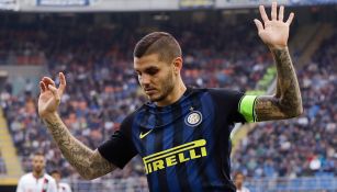 Mauro Icardi disputa balón en juego con Inter de Milán