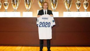 Luka Modric posa con su playera tras renovar contrato