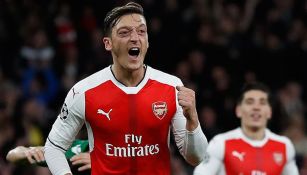 Mesut Özil festeja uno de sus goles contra el Ludogorets 