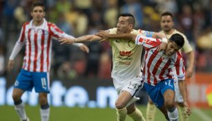 Sambueza pelea por el balón en el Clásico