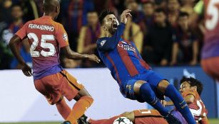 Piqué recibe una falta de David Silva