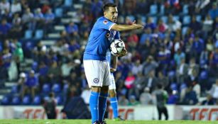 Chaco Giménez reclama durante un partido de Cruz Azul