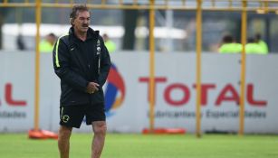 Ricardo La Volpe en un entrenamiento de las Águilas