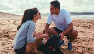 Lucía Villalón y Chicharito demuestran su amor en la playa