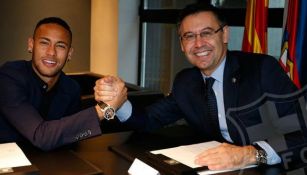 Momento de la firma de contrato de Neymar