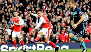 Alexis Sánchez manda un disparo a la portería del Middlesbrough