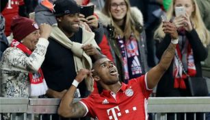 Douglas Costa se toma una selfie con aficionados después de anotar con el Bayern