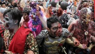 Jóvenes disfrazados en la Marcha Zombie