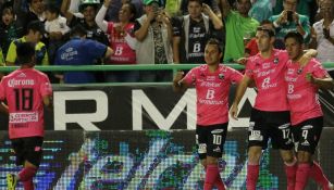 Los jugadores de León celebran un gol frente a Morelia