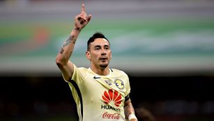 Rubens Sambueza festeja un gol con América