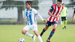 Rodolfo Pizarro conduce el balón, de la categoría Sub20 entre Chivas y Tuzos