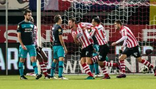 Juagdores del Sparta Rotterdam celebran gol contra el PSV