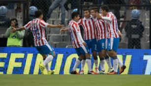 Jugadores de Chivas celebran un gol en el Azteca 